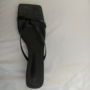 BEAUTIFUL MINIMALIST TOE POST CROCODILE MULES!!